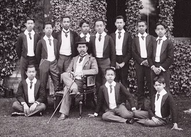 Vua Chulalongkorn và một số người con của mình đang học tại Trường Eton (Vương quốc Anh, 1907).