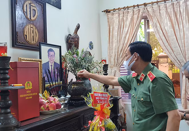 Thăm hỏi gia đình đồng chí Huỳnh Việt Thắng. Thăm hỏi gia đình đồng chí Huỳnh Việt Thắng.