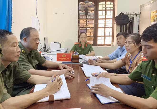 Đại úy Nguyễn Thị Giang chủ trì cuộc họp Ban Công an xã.