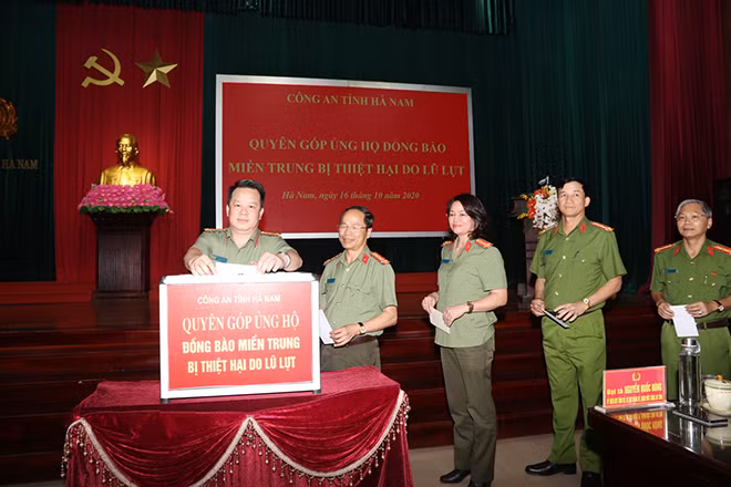 Đại tá Nguyễn Quốc Hùng - Ủy viên BTV Tỉnh ủy, Bí thư Đảng ủy, Giám đốc Công an tỉnh; Đại tá Phạm Hồng Tuyến - Phó Chánh Thanh tra, Bộ Công an và các đồng chí lãnh đạo Công an tỉnh Hà Nam ủng hộ đồng bào miền trung.
