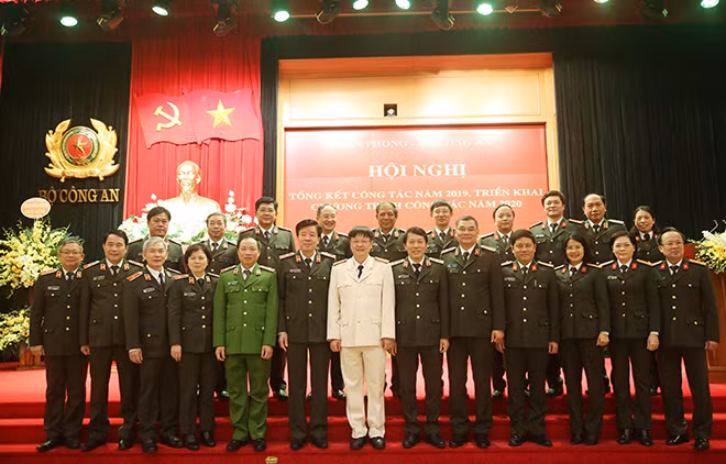 Thứ trưởng Lương Tam Quang chụp ảnh lưu niệm với các đại biểu tại Hội nghị.