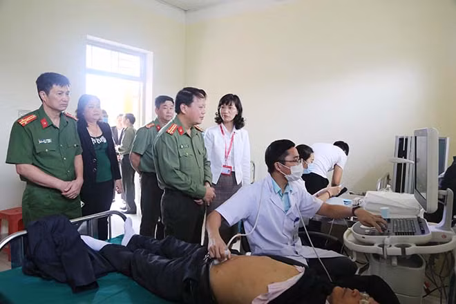 Các y, bác sĩ Bệnh viện Đại học Y Hà Nội khám, chữa bệnh, cấp phát thuốc miễn phí cho khoảng người dân xã Đồng Tân.