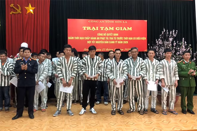 Các phạm nhân nhận quyết định giảm thời hạn chấp hành án phạt tù