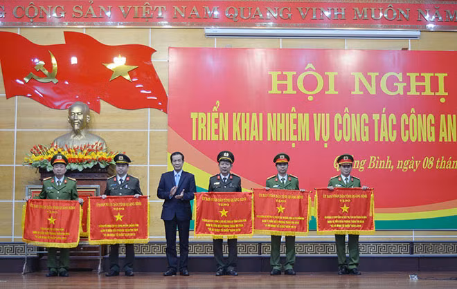 Đồng chí Trần Công Thuật, Phó Bí thư Tỉnh ủy, Chủ tịch UBND tỉnh, Trưởng Đoàn ĐBQH tỉnh trao tặng cờ thi đua của UBND tỉnh cho 5 tập thể.
