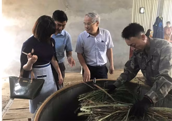 TS Lê Văn Tri giới thiệu với đoàn nghiên cứu của Nhật về thiết bị chưng cất tinh dầu bằng áp lực túi khí quy mô công nghiệp.