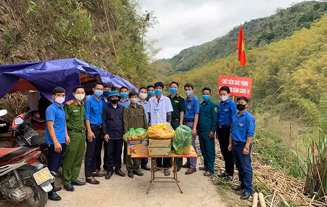 Người dân địa phương mang lương thực, thực phẩm tặng tổ công tác liên ngành kiểm tra, kiểm soát phòng chống dịch COVID-19 của xã Mường Lý, huyện Mường Lát.