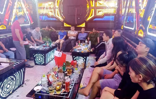 Công an huyện Chiêm hóa kiểm tra phòng hát, phát hiện nhiều nam nữ dương tính với ma túy