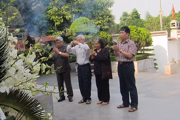 Từ trái qua: Nhà báo Kim Quốc Hoa, vợ chồng cựu Bộ trưởng Lê Ngọc Hoàn và tác giả bài viết thắp hương tại Di tích Bia Tưởng niệm Tiểu đội 10 nữ thanh niên xung phong Ngã Ba Đồng Lộc.
