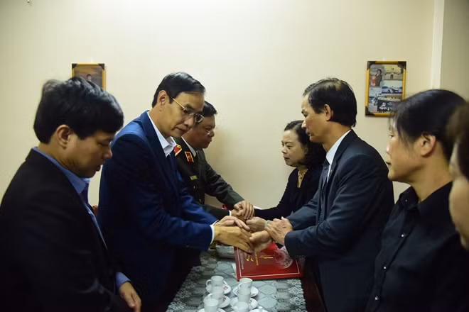 Phó Bí thư Thành ủy Hà Nội Đào Đức Toàn chia buồn với gia đình đồng chí Thiếu úy Dương Đức Hoàng Quân.