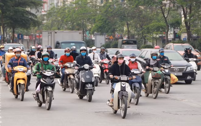 Người dân "đổ" ra đường đông đúc sau 10 ngày thực hiện lệnh giãn cách xã hội.