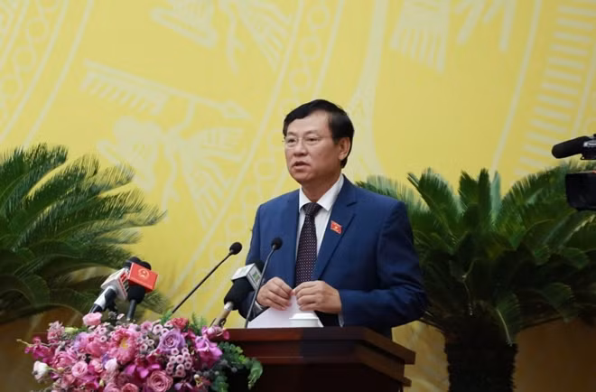 Chánh án TAND TP Hà Nội Nguyễn Hữu Chính báo cáo tại phiên họp.