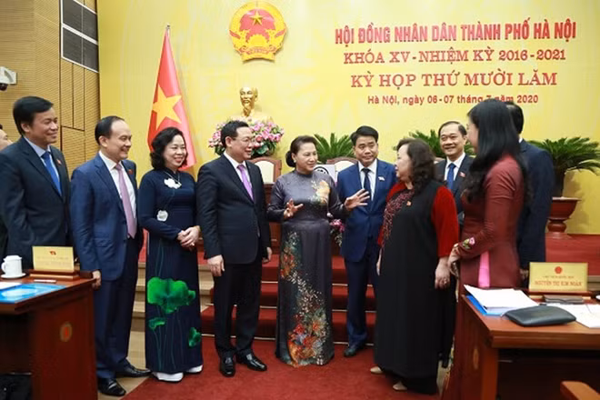 Chủ tịch Quốc hội Nguyễn Thị Kim Ngân trao đổi cùng lãnh đạo TP Hà Nội.
