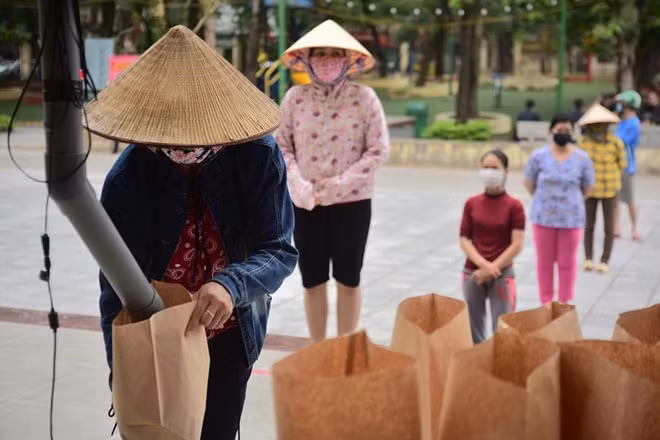 Người lao động lập hồ sơ đề nghị hỗ trợ gửi đến UBND cấp xã nơi cư trú hợp pháp sau ngày 15 hằng tháng.