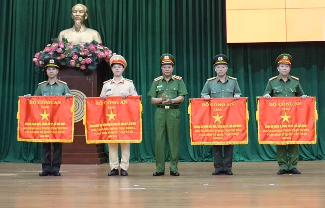 Thứ trưởng Lê Quý Vương trao Cờ thi đua của Bộ Công an cho các đơn vị đạt thành tích xuất sắc trong phong trào thi đua vì An ninh Tổ quốc.
