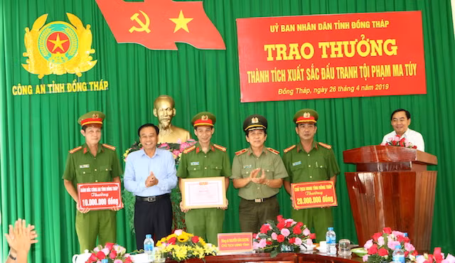 Chủ tịch UBND tỉnh Đồng Tháp Nguyễn Văn Dương và Thiếu tướng Nguyễn Minh Thuấn, Giám đốc Công an tỉnh trao khen cho tập thể, cá nhân có thành tích.