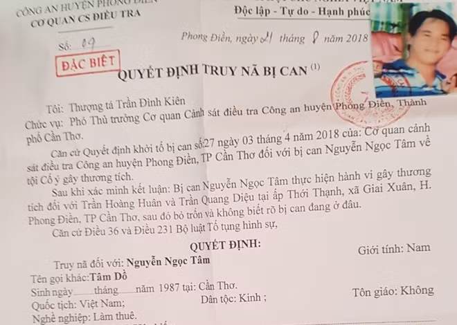 Tâm với lệnh truy nã đặc biệt.