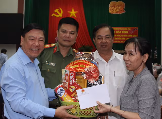 Bí thư Tỉnh uỷ Trần Văn Rón, đại diện gia đình ông Võ Văn Bảy và Báo CAND trao quà cho gia đình chính sách.