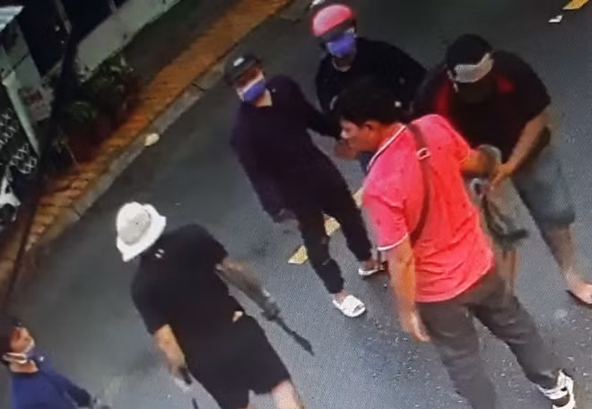 Tân (áo đỏ) cùng nhóm đàn em gây ra vụ nổ súng, chém người.