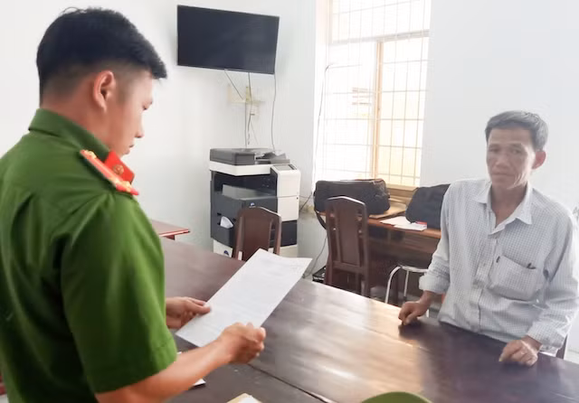 Công an huyện Châu Thành tống đạt quyết định xử phạt đối với ông Chinh.