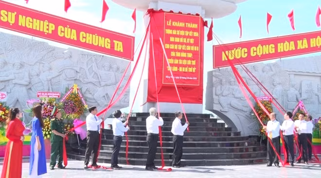 Các đại biểu tại lễ khánh thành tượng đài tập kết năm 1954 tại Cao Lãnh.