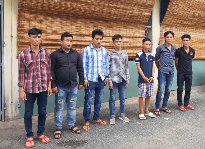 Nhóm thanh niên bị tạm giữ để điều tra.