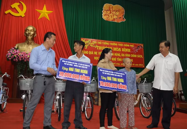 Đại diện gia đình ông Võ Văn Bảy trao nhà tình nghĩa cho gia đình chính sách.