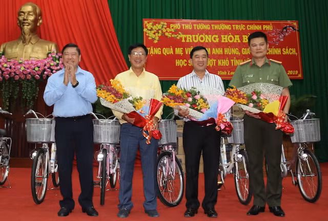 Bí thư Tỉnh uỷ Vĩnh Long tặng hoa, cảm ơn Báo CAND cùng các nhà tài trợ.