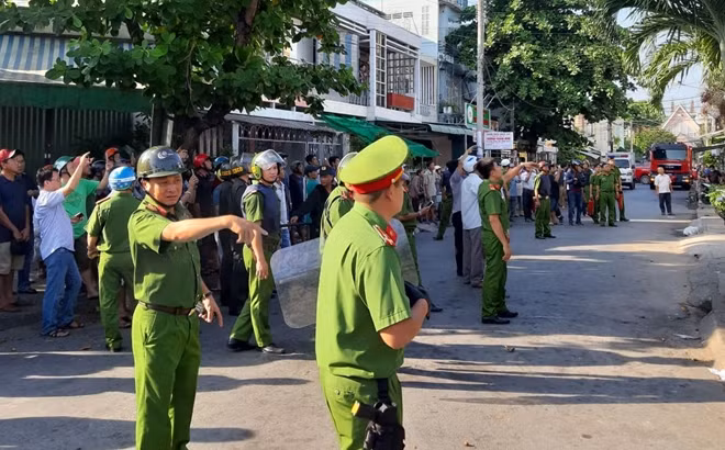 Thượng tá Trương Văn Sáu, Trưởng phòng Cảnh sát hình sự chỉ đạo trực tiếp tại hiện trường.