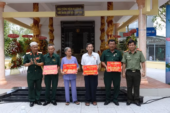 Đại tá Đinh Văn Nơi, Phó Giám đốc Công an TP Cần Thơ trao nhà nghĩa tình đồng đội.