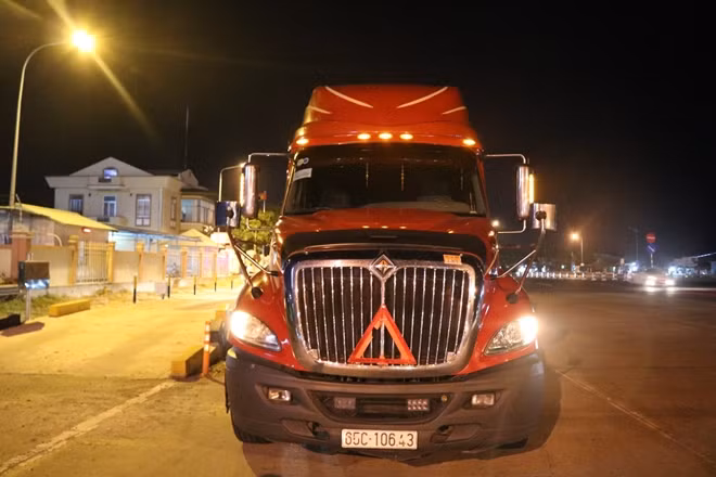 Tài xế Khánh cùng phương tiện.