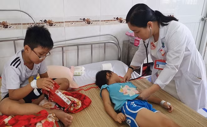 Bác sĩ chăm sóc cho bệnh nhi.