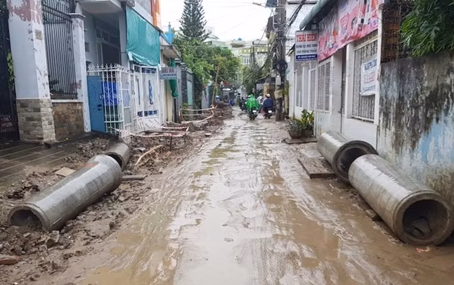 Ống cống được đặt hai bên, còn ở giữa là con đường trơn trợt.