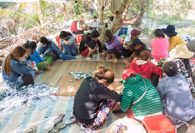 Nhóm "quý bà" đánh bạc.