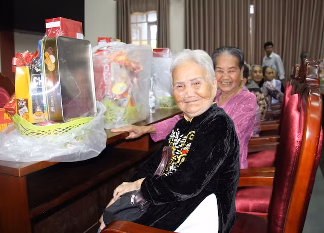 Các Mẹ Việt Nam anh hùng cười tươi, mạnh khoẻ tại lễ trao quà.