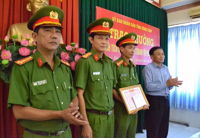 Chủ tịch UBND tỉnh Đồng Tháp Nguyễn Văn Dương trao khen cá nhân, tập thể có thành tích xuất sắc.