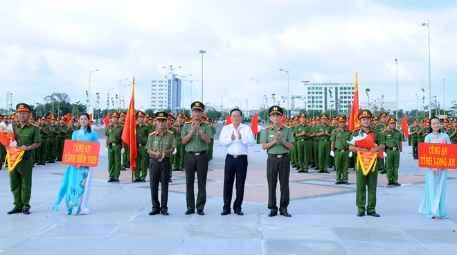 Ông Lê Văn Nghĩa, Phó Chủ tịch Thường trực UBND tỉnh Tiền Giang cùng các đại biểu tặng hoa và trao cờ lưu niệm cho các đội tuyển. Ảnh: Duy Nhựt.