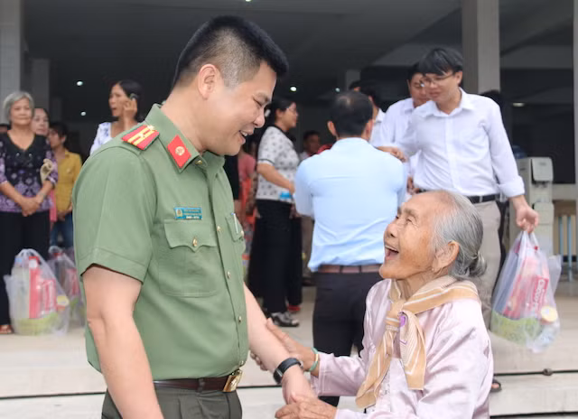 Thiếu tá Nguyễn Văn Bình thăm hỏi, động viên các Mẹ Việt Nam anh hùng.