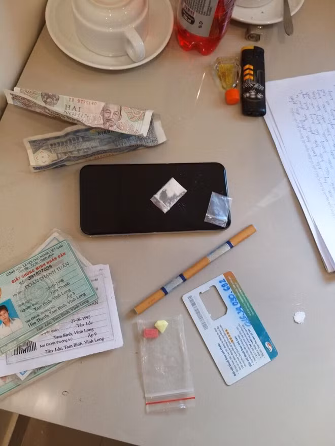 Nhóm thanh niên cùng tang vật bị bắt quả tang.