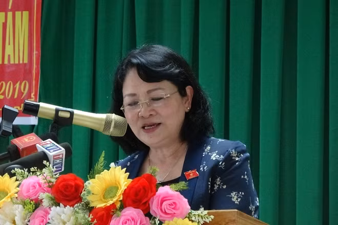 Phó Chủ tịch nước Đặng Thị Ngọc Thịnh tiếp xúc cử tri tại Vĩnh Long.