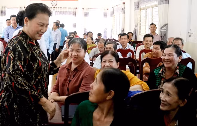 Chủ tịch Quốc hội Nguyễn Thị Kim Ngân tiếp xúc cử tri tại huyện Phong Điền, TP Cần Thơ.