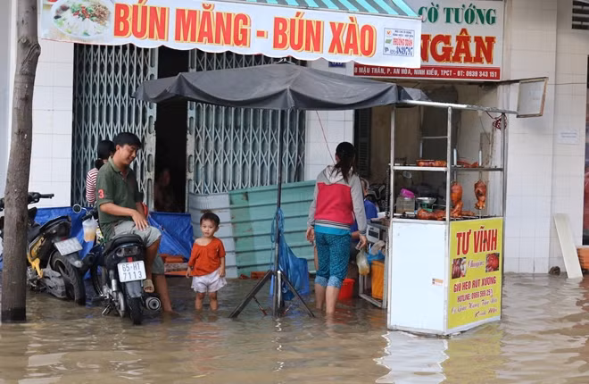 Trong những ngày tới, triều cường ở các trạm hạ lưu các sông còn lên chậm trong 1-2 ngày tới, đỉnh triều cao nhất sẽ xuất hiện vào ngày 30-9 và 1-10, đạt cao hơn mức báo động 3 tại các trạm vùng cửa sông.