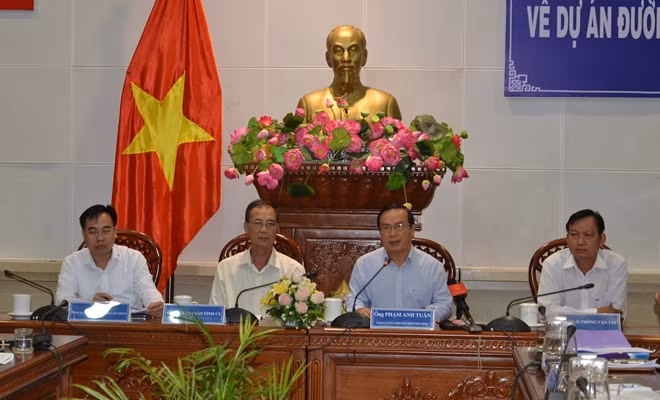 Ông Phạm Anh Tuấn, Phó Chủ tịch UBND tỉnh Tiền Giang chủ trì họp báo.