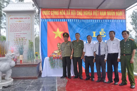 Trung tướng Châu Văn Mẫn, nguyên Phó Tổng cục trưởng Tổng cục Chính trị CAND và các đại biểu cắt băng khánh thành Bia tưởng niệm liệt sĩ .