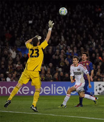 Ngày 07/03/2012: Messi trở thành cầu thủ đầu tiên trong lịch sử Champions League ghi được năm bàn trong một trận đấu, khi Barca đè bẹp Leverkusen 7-1.