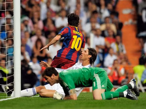 Ngày 27/04/2011: Messi làm bàng hoàng sân Bernabeu với một màn solo ngoạn mục, làm tung lưới Real Madrid trong trận bán kết căng thẳng.