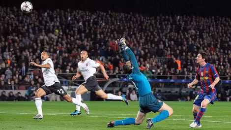 Ngày 06/04/2010: Messi làm bừng sáng sân Nou Camp với bốn pha làm bàn vào lưới Arsenal, trong đó cú bấm bóng qua đầu thủ môn Manuel Almunia. Cú hattrick đầu tiên của anh ở sân chơi này giúp Messi vượt qua Rivaldo trở thành cầu thủ Barca ghi nhiều bàn nhất tại Champions League.