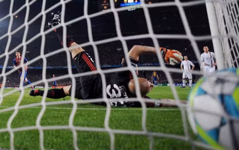 Ngày 03/04/2012: Messi lập kỷ lục mới về số bàn thắng - 14 bàn - với cú sút phạt đền thành công này vào lưới Milan. Đây cũng là bàn thứ 50 của anh ở Champions League.