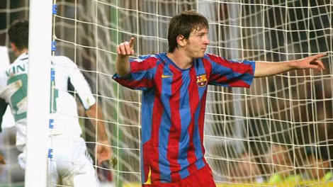 Ngày 02/11/2005: Lionel Messi, lúc này vẫn còn là một gương mặt mới mẻ, ghi bàn đầu tiên ở Champions League khi sút tung lưới Panathinaikos. Cùng Barca mùa ấy, Messi cũng lần đầu tiên biến đến mùi vinh quang ở sân chơi số một châu lục, nhưng anh vắng mặt từ trận lượt về vòng 1/8 gặp Chelsea vì chấn thương.