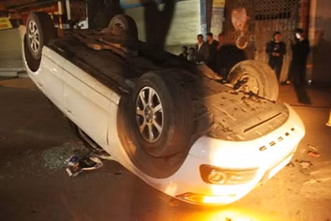 Chiếc ô tô Audi Q5 màu trắng biển kiểm soát 30A-171.71 lật ngửa giữa đường Đê La Thành.