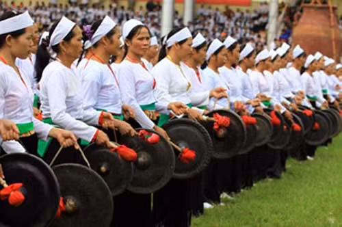 Nghệ nhân Bùi Tiến Xô với bảo tàng cồng chiêng.